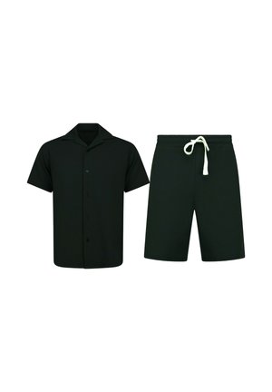 Zwart kort mouw overhemdd met knopen en kraag gecombineerd met zwarte shorts met trekkoord, afgebeeld op een witte achtergrond.