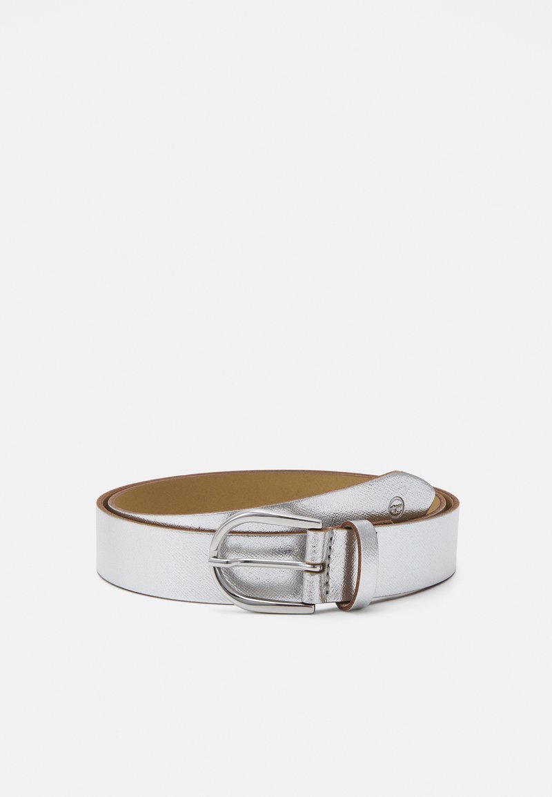 Ceinture en cuir métallique argenté avec une texture lisse et une boucle en métal argenté arrondie. L'intérieur est d'une couleur tan contrastante.