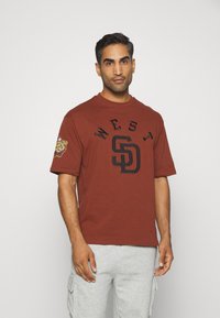 New Era MLB SAN DIEGO PADRES TEAM PATCH TEE - Fanartikel - brown