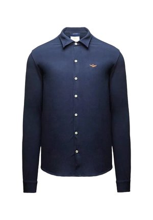 Camicia a maniche lunghe blu navy realizzata in tessuto liscio, con colletto a camicia, chiusura anteriore con bottoni e un piccolo logo ricamato sul petto.