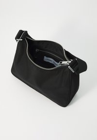 Borsa rettangolare nera realizzata in tessuto liscio, con una parte superiore con zip e hardware argentato, e una tracolla regolabile. Tasca interna visibile.