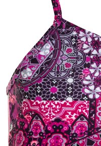 Violet ir rožinės spalvos bikini viršus su plonomis petnešėlėmis, puoštas gėlių ir geometriniais raštais, pagamintas iš elastingos medžiagos.