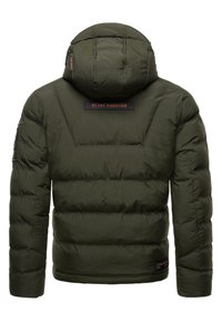 Kapucňová puffer bunda, olivovo zelená, s prešívanou textúrou, obsahuje logo na chrbte a zipsový vrecko na ľavom rukáve.