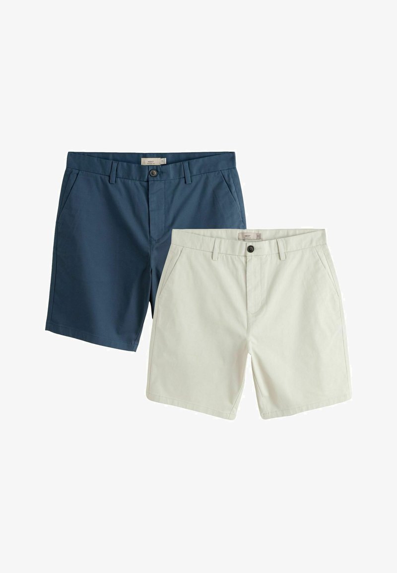 Két pár férfi chino rövidnadrág tengerészkék és bézs színekben, elülső zsebekkel, övhurkokkal és gombos rögzítéssel.