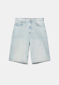 Short en denim bleu clair avec poches avant, passants de ceinture et fermeture par bouton et fermeture éclair, posé à plat sur un fond blanc.