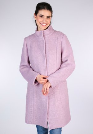 Helllila Mantel mit strukturiertem Finish, hohem Kragen und langen Ärmeln. Er hat einen geraden Schnitt und zwei Seitentaschen.