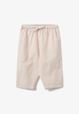 Hellrosa knielange Baumwollshorts mit elastischem Bund und gebundenem Kordelzug vorne vor weißem Hintergrund.