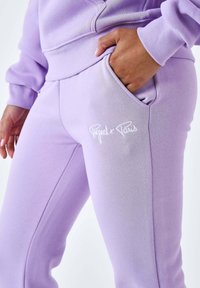 Lila sportieve joggers van zacht, structuurstof met een zijzak; voorzien van het witte geborduurde "Project x Paris" logo op de heup.