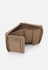 Carteira castanha texturizada com fecho de zip, apresentando vários slots para cartões e compartimentos para organização. Design compacto, uso versátil.