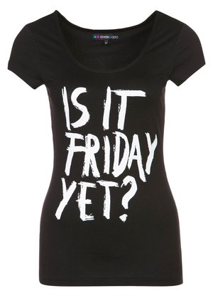 Musta, vartalonmyötäinen lyhythihainen T-paita, pyöreällä pääntiellä ja valkoisella isolla tekstillä "IS IT FRIDAY YET?" edessä.