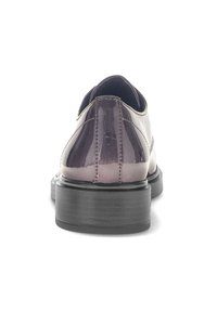 Paarse gelakte leren schoen met een ronde neus, duidelijke stiknaden en een dikke zwarte zool, bekeken vanaf de achterkant.