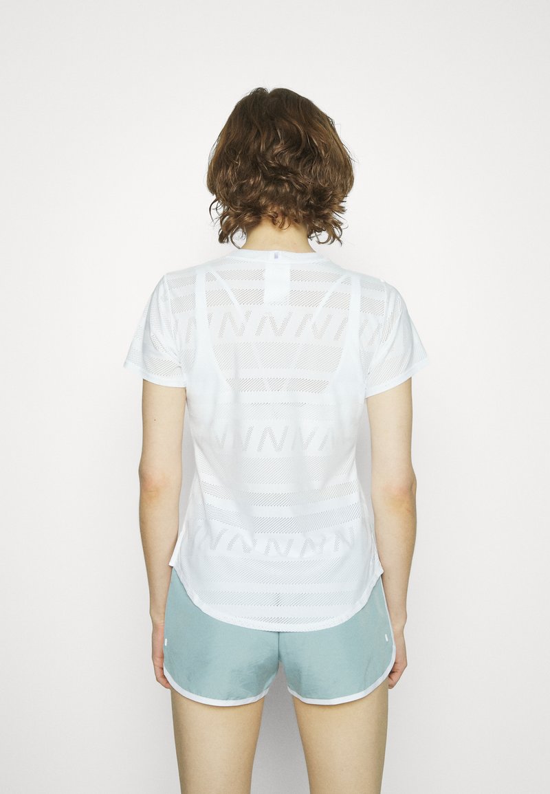 Damen Sportbekleidung | New Balance SHORT SLEEVE T-Shirt print white/weiß - JG58552 Damen Sportbekleidung | New Balance SHORT SLEEVE T-Shirt print white/weiß - JG58552