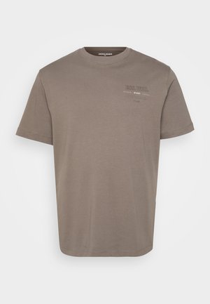 Tricou scurt din bumbac culoarea taupe, cu decolteu rotund și text mic imprimat pe pieptul stâng.