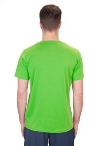 Camiseta verde de manga corta en un tejido transpirable y texturizado. Presenta un cuello redondo y un ajuste relajado, vista desde la parte de atrás.