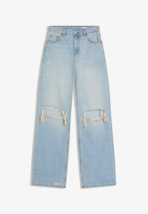 Világoskék, széles szárú farmernadrág lyukakkal és rojtos szegélyekkel mindkét térdnél, klasszikus ötlukú dizájn, gombos lezárás.