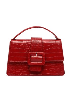Sac à main en cuir synthétique rouge imitation crocodile avec poignée supérieure et grande boucle carrée fermant le rabat avant.