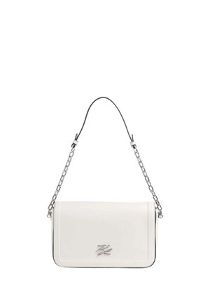 Sac à main rectangulaire blanc avec une bandoulière chaîne argentée et un petit logo argenté sur le rabat avant, présenté sur un fond blanc.