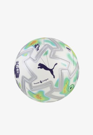 Weißer Puma Premier League Fußball mit bunten Mustern und Premier League Löwenlogo vor weißem Hintergrund.