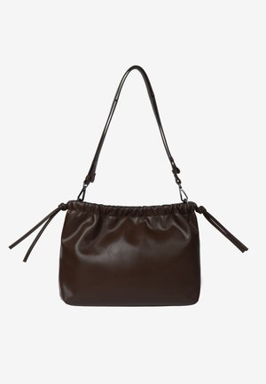 Καφέ δερμάτινη τσάντα ώμου με σχεδιασμό που φέρει πτυχώσεις, ρυθμιζόμενο ιμάντα και διακοσμητικές φούντες. Λείο υλικό με γυαλιστερό φινίρισμα.