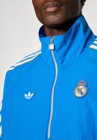 adidas Originals REAL MADRID ICON HALF ZIP JACKET - Klupska odjeća - bluebird/white