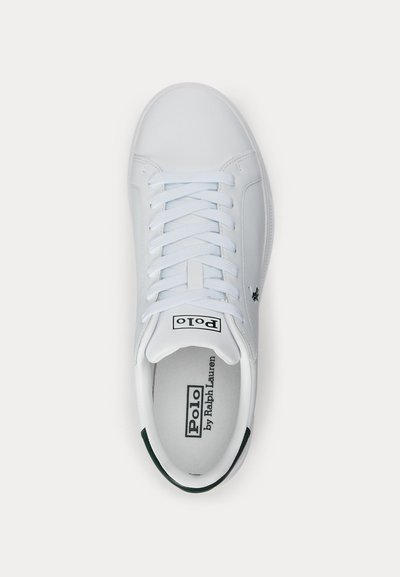 Valged nahast tennised valgete paeltega, Polo by Ralph Laureni logo keelel ja sisetallal ning tumeroheline kandetükk.