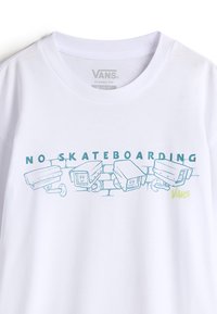 Weißes Baumwoll-T-Shirt mit einem hellblauen Grafikmotiv von Cartoon-Überwachungskameras und dem Text "KEIN SKATEBOARDEN" in fetten Buchstaben.