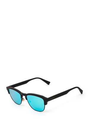 Schwarze Halbrahmensonnenbrille mit blauen, spiegelnden Gläsern und verstellbaren Nasenpads, in einem Winkel auf einem weißen Hintergrund platziert.