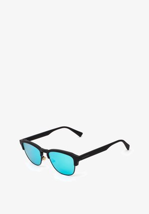 Schwarze Halbrahmensonnenbrille mit blauen, spiegelnden Gläsern und verstellbaren Nasenpads, in einem Winkel auf einem weißen Hintergrund platziert.