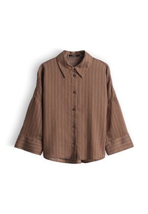 Camicia marrone con bottoni, sottili righe verticali bianche, maniche larghe 3/4 e colletto classico, mostrata distesa su sfondo bianco.