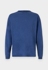 Plavi dukserica dugih rukava od pamuka. Ima okrugli izrez i rebraste manžete. Minimalistički dizajn bez vidljivih uzoraka ili akcenata.