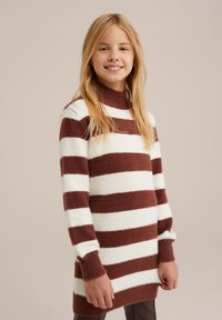 Hnedo-biely pruhovaný sveter s vysokým golierom, mäkkou textúrou, dlhými rukávmi a rebrovanými manžetami. Vhodný na neformálne nosenie.