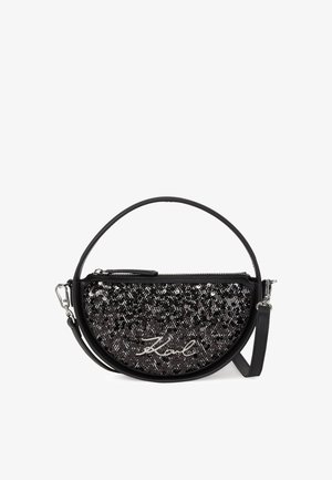 Černá crossbody taška ve tvaru půlměsíce, s detailním zdobením z flitrů, koženými akcenty, stříbrným kováním a horním zipovým zapínáním.