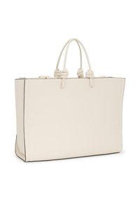 Grand sac fourre-tout en crème, fabriqué en cuir texturé, doté de deux poignées arrondies et de coutures noires contrastantes le long des bords.