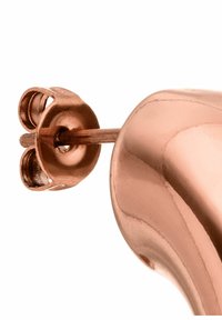 Nabij genomen foto van een koperkleurige oorbel met een glad, rond ontwerp, voorzien van een vlindersluiting en intrigerende textuuraccenten.