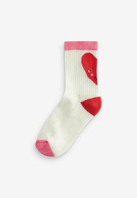 Weißer Knöchelsocke mit rosa geripptem Bündchen und Zehen. Mit einem großen roten Herzdesign mit Gesichtszügen. Geripptes Muster über die gesamte Sohle.