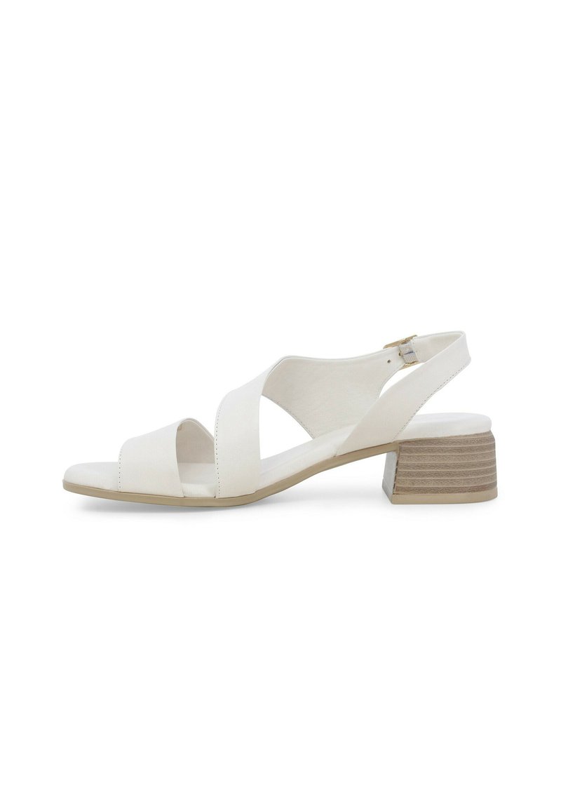 Sandali bianchi con punta aperta, caratterizzati da cinturini incrociati, un piccolo tacco in legno e una texture liscia. Include una cinghia regolabile per la caviglia.