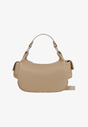 Beżowa skórzana torebka z krótkim uchwytem, o zaokrąglonym kształcie, z metalowymi pierścieniami łączącymi uchwyt oraz bocznymi kieszeniami zamykanymi na klapy.