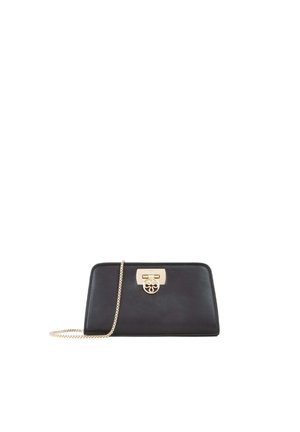 Clutch rettangolare in pelle nera con tracolla a catena dorata e chiusura decorativa in oro con un motivo floreale circolare, isolato su sfondo bianco.