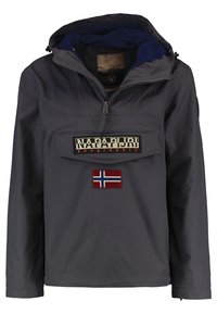 Grå pulloverjakke med blå indvendig foring, en frontlomme, et logopatch og en detalje med det norske flag. Har hætte og hals med lynlås.