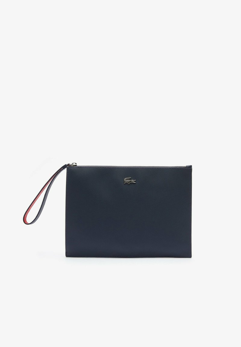 Geantă clutch texturată de culoare albastru marin cu un logo argintiu, închidere cu fermoar în partea de sus și o curea de încheietură de culoare roșie contrastantă. Design simplu rectangular.