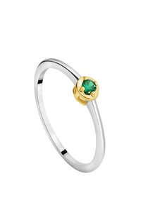 Silberner Ring mit glatter Schiene, ausgestattet mit einem runden grünen Stein in einer goldfarbenen Krappenfassung. Einfaches und modernes Design.