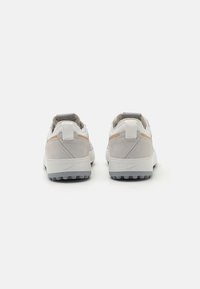 Tênis Nike em cinza claro e branco, com parte superior em couro liso, detalhes em camurça texturizada e sola de borracha com boa aderência.
