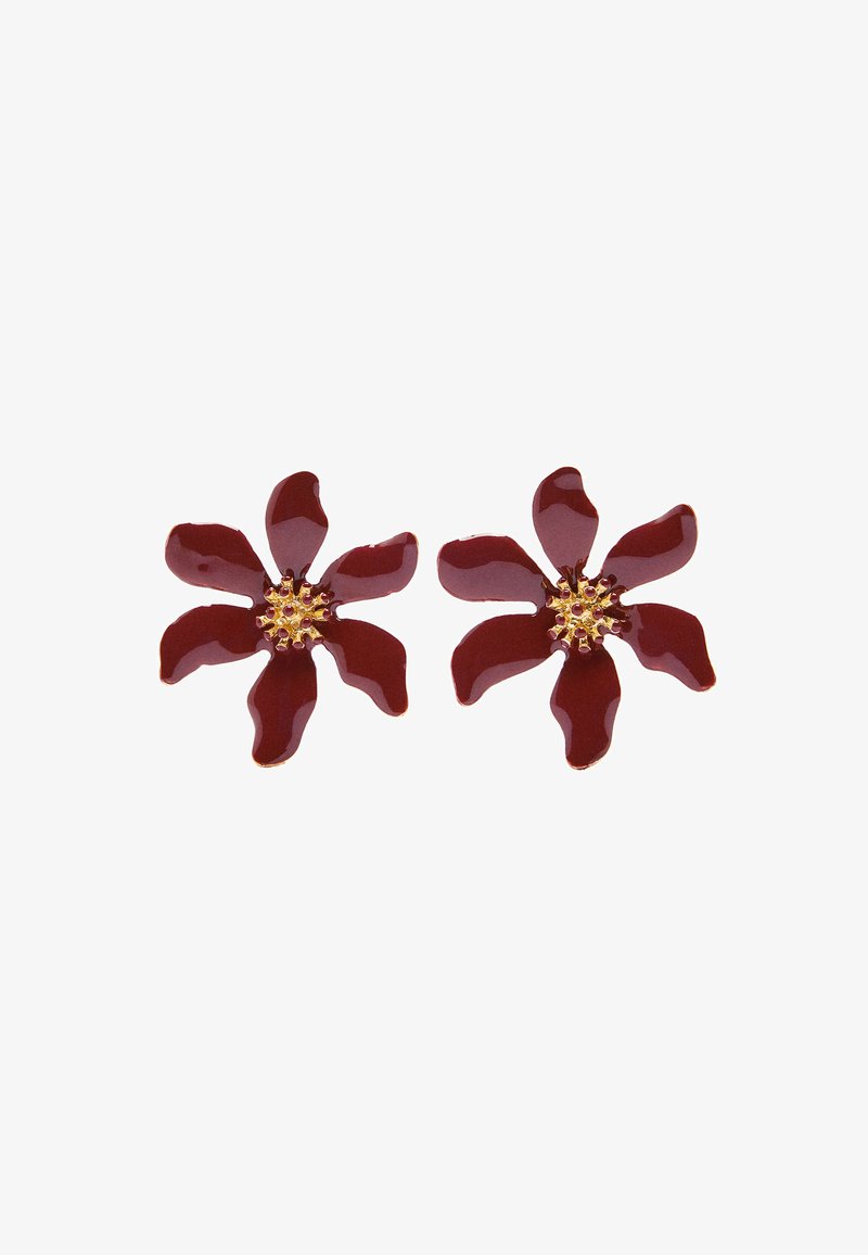 Czerwone kolczyki w kształcie kwiatu, wykonane z połyskującego materiału, z sześcioma błyszczącymi płatkami i teksturowanym złotym detalem w centrum.