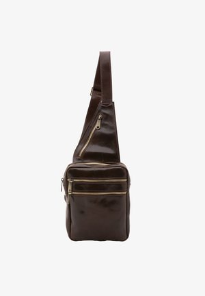 Borsa a tracolla in pelle marrone con due tasche con zip, tracolla regolabile, texture lucida e dettagli in metallo color oro.