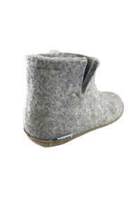Grå filtstøvle med blød tekstur, lav skaft og afrundet tå. Tan sål med syningsdetaljer og et lille mærke på siden.