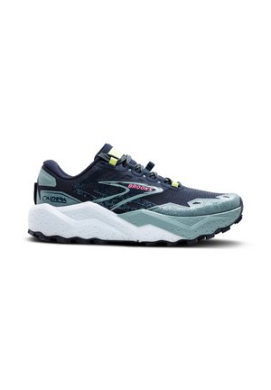 Chaussure de trail running avec un dessus en maille bleu marine, des accents vert menthe, une semelle en caoutchouc texturée et un intercalaire zigzag blanc. Présente une protection renforcée au niveau des orteils.