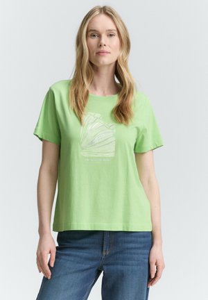 Grøn bomulds t-shirt med afslappet pasform, korte ærmer, rund hals og en dekorativ linjekunstgrafik på forsiden.