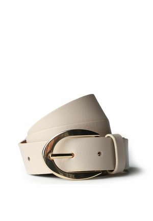 Elfenbeinfarbener Ledergürtel mit glänzender goldener ovale Schnalle, ordentlich auf weißem Hintergrund aufgewickelt.