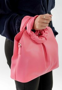 Borsa a tracolla sintetica rosa, morbida, con manico superiore arricciato e torcigliato e un corpo liscio e strutturato. Presenta hardware argentato e delicate pieghe.