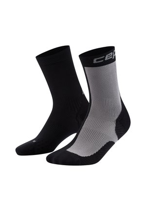 Calze alla caviglia nere e grigie con texture a coste, talloni e punte rinforzati. Presentano blocchi di colore a contrasto e logo sul risvolto.